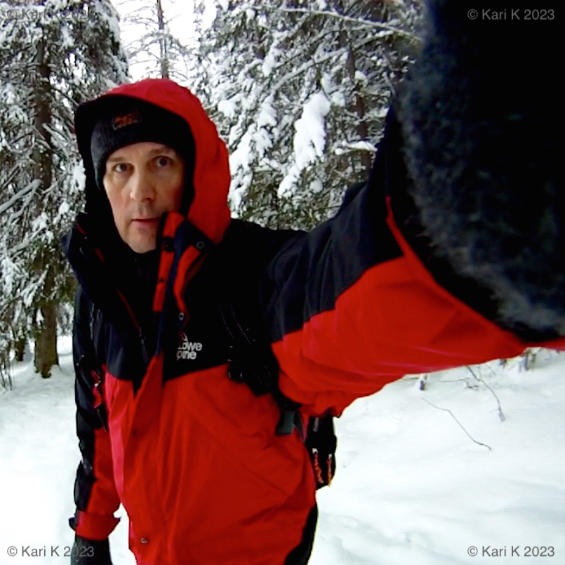 Valokuva henkilöstä samoilemassa lumisessa havumetsässä.